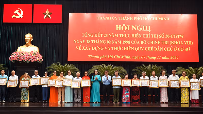 Khen thưởng cho các cá nhân có thành tích xuất sắc trong thực hiện quy chế dân chủ ở cơ sở thời gian qua.