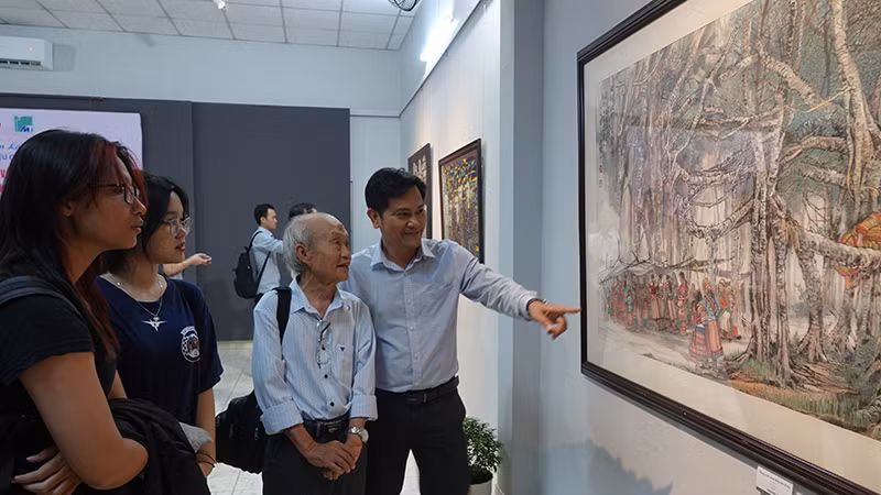 Các đại biểu, khán giả thưởng thức tác phẩm trưng bày tại triển lãm. Các đại biểu, khán giả thưởng thức tác phẩm trưng bày tại triển lãm.