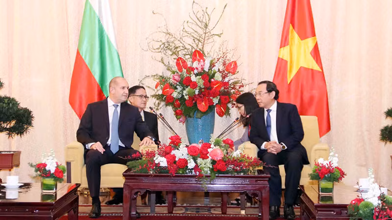 Đồng chí Nguyễn Văn Nên, Ủy viên Bộ Chính trị, Bí thư Thành ủy Thành phố Hồ Chí Minh (bên phải) hội kiến Tổng thống Cộng hòa Bulgaria Rumen Radev. (Ảnh: CTV)