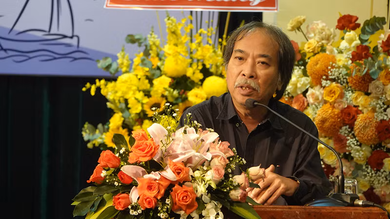 Nhà thơ Nguyễn Quang Thiều, Chủ tịch Hội Nhà văn Việt Nam, phát biểu tại hội nghị. Nhà thơ Nguyễn Quang Thiều, Chủ tịch Hội Nhà văn Việt Nam, phát biểu tại hội nghị.