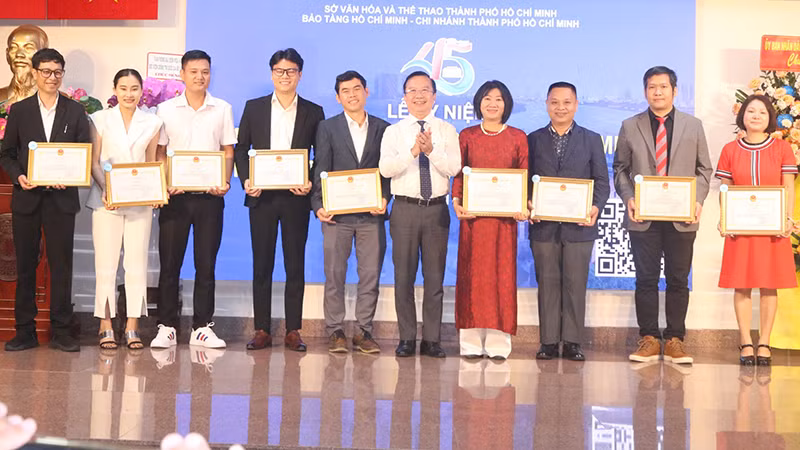 Khen thưởng cho cá nhân, tập thể có nhiều đóng góp xây dựng bảo tàng. Khen thưởng cho cá nhân, tập thể có nhiều đóng góp xây dựng bảo tàng.