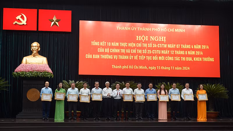 Trao Bằng khen của Ban Thường vụ Thành ủy cho các tập thể, cá nhân có thành tích xuất sắc trong công tác thi đua khen thưởng.