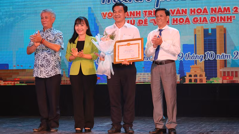 Trao giải Nhất cho Ban Tuyên giáo Thành ủy Thủ Đức. Trao giải Nhất cho Ban Tuyên giáo Thành ủy Thủ Đức.