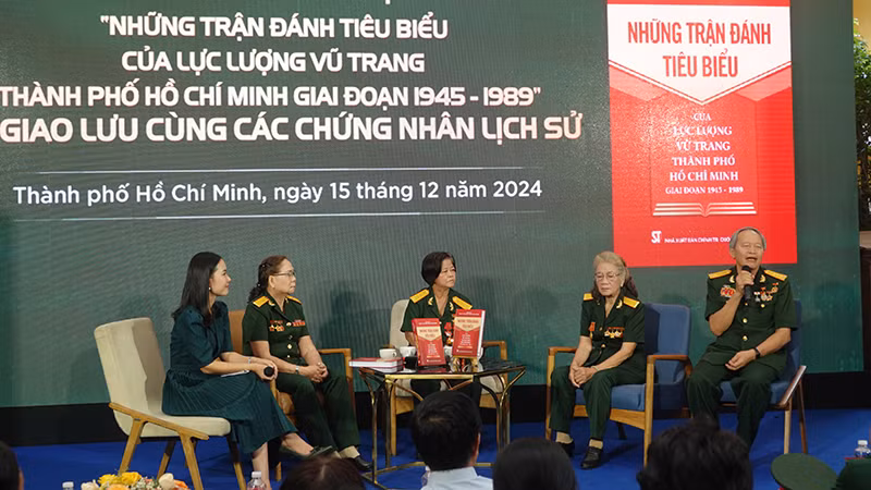 Giao lưu với nhân chứng lịch sử trong buổi ra mắt sách "Những trận đánh tiêu biểu của Lực lượng vũ trang Thành phố Hồ Chí Minh giai đoạn 1945-1989”.