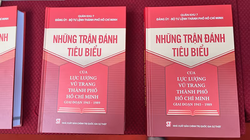 Cuốn sách được trưng bày tại Đường sách Thành phố Hồ Chí Minh nhân Tuần lễ Sách kỷ niệm 80 năm Ngày thành lập Quân đội nhân dân Việt Nam (22/12/1944-22/12/2024).