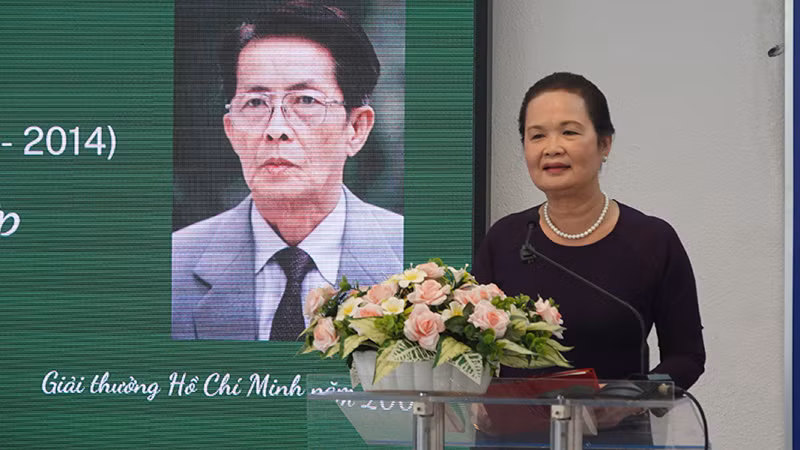 Nhà văn Bích Ngân phát biểu tại buổi hội thảo. Nhà văn Bích Ngân phát biểu tại buổi hội thảo.