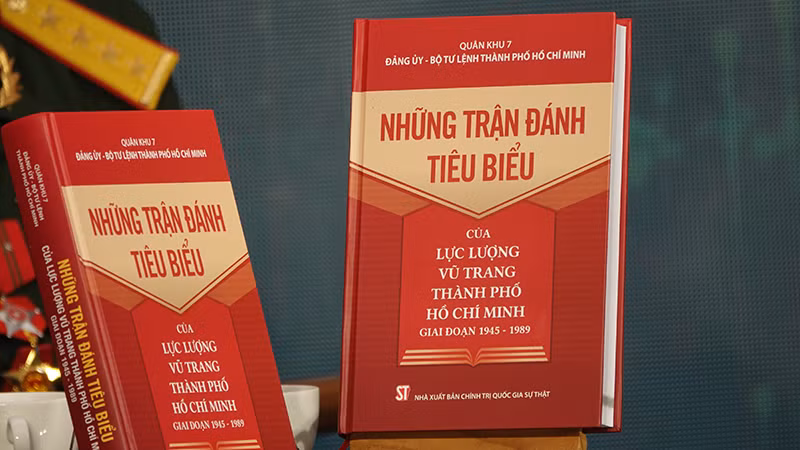 Bìa cuốn sách “Những trận đánh tiêu biểu của Lực lượng vũ trang Thành phố Hồ Chí Minh giai đoạn 1945-1989”.