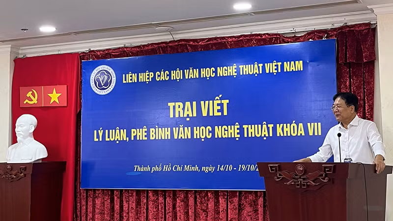 Nghệ sĩ Nhân dân, Họa sĩ Vương Duy Biên, Phó Chủ tịch Liên hiệp các hội Văn học nghệ thuật Việt Nam phát biểu tại buổi khai mạc trại viết.