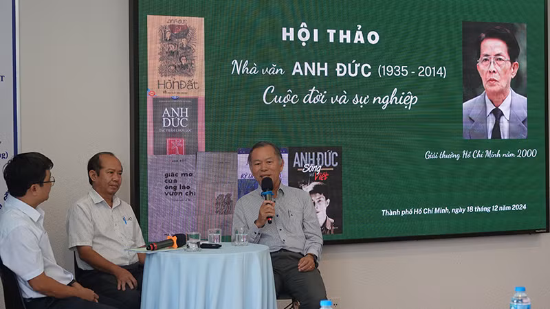 Các đại biểu trao đổi tại buổi hội thảo.