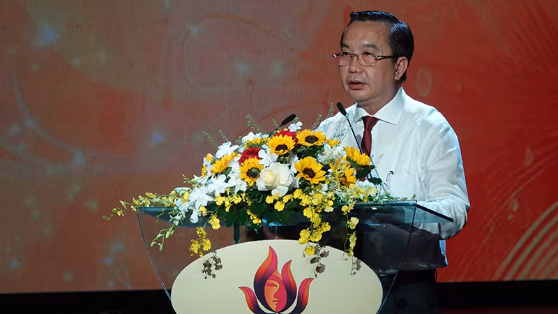 Giám đốc Sở Văn hóa và Thể thao Thành phố Hồ Chí Minh Trần Thế Thuận phát biểu tại buổi lễ khai mạc. Giám đốc Sở Văn hóa và Thể thao Thành phố Hồ Chí Minh Trần Thế Thuận phát biểu tại buổi lễ khai mạc.