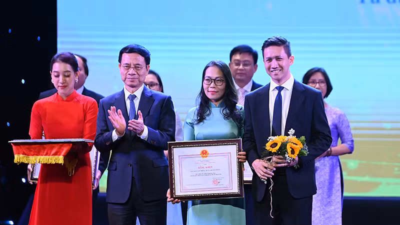 Bộ Trưởng Thông tin và Truyền thông Nguyễn Mạnh Hùng trao Bằng khen cho đại diện Sbooks tại Lễ trao Giải thưởng Sách Quốc gia 2024. Bộ Trưởng Thông tin và Truyền thông Nguyễn Mạnh Hùng trao Bằng khen cho đại diện Sbooks tại Lễ trao Giải thưởng Sách Quốc gia 2024.