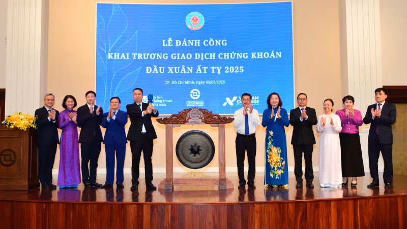 Ông Nguyễn Đức Chi, Thứ trưởng Bộ Tài chính cùng các đại biểu đánh cồng khai trương giao dịch chứng khoán đầu xuân.