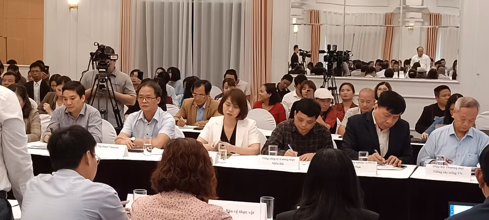 Các đại biểu băn khoăn về chính sách hạn điền hiện nay đang cản trở sản xuất nông nghiệp đại điền.
