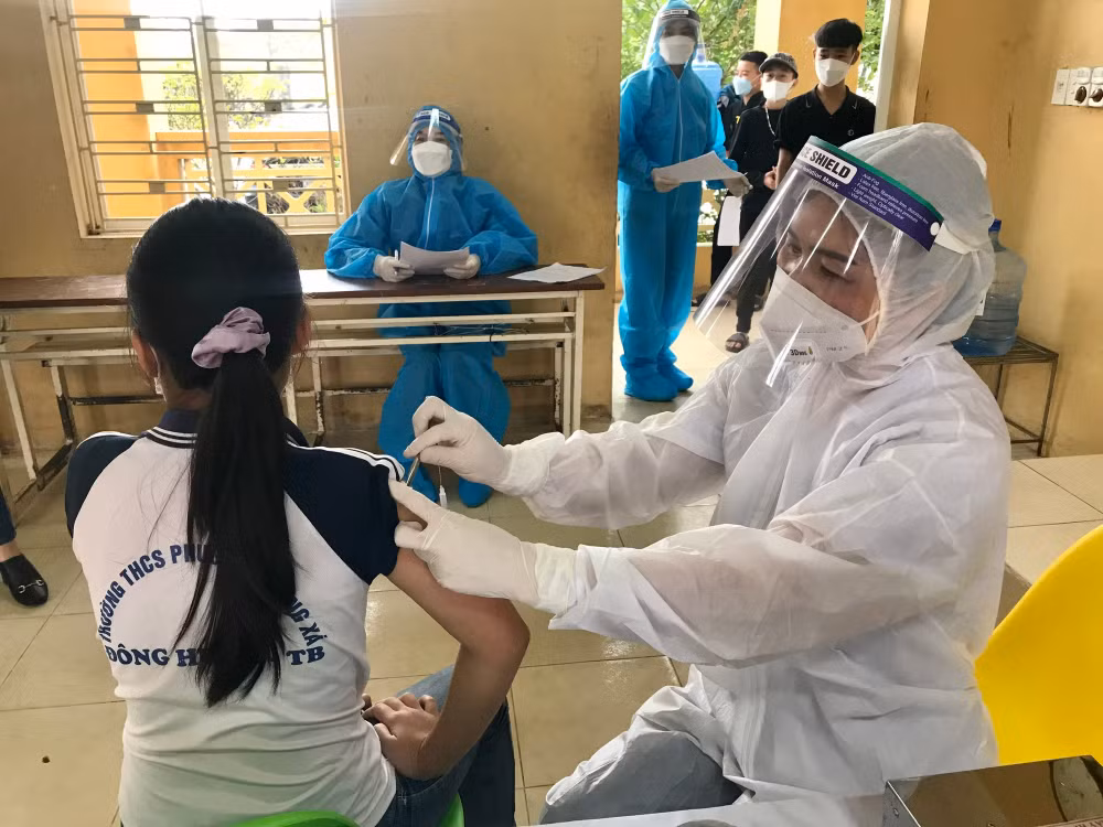 Ban chỉ đạo phòng, chống dịch Covid-19 tỉnh Thái Bình yêu cầu các địa phương tiếp tục tập trung tiêm vaccine, trong bối cảnh nhiều người dân đã tiêm các mũi cơ bản từ 1 năm nay nên suy giảm hệ miễn dịch.