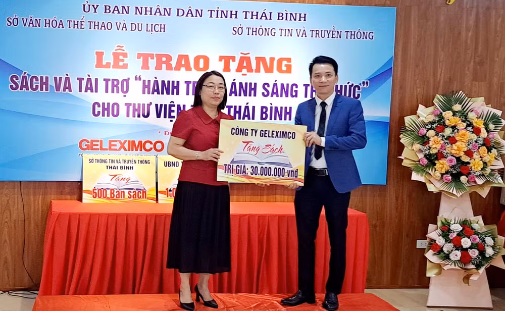 Công ty Geleximco tặng sách trị giá 30 triệu đồng cho Thư viện tỉnh Thái Bình.