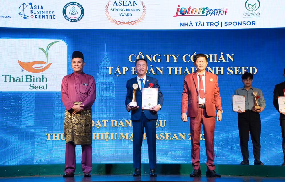 Ông Phạm Văn Hoàn, Phó Tổng Giám đốc ThaiBinh Seed nhận giải thưởng "Top 10 thương hiệu mạnh ASEAN 2023".
