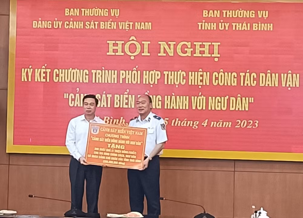 Đại diện lãnh đạo Cảnh sát biển Việt Nam trao biểu trưng tặng 200 suất quà cho gia đình chính sách, đồng bào tôn giáo và ngư dân có hoàn cảnh khó khăn tỉnh Thái Bình.