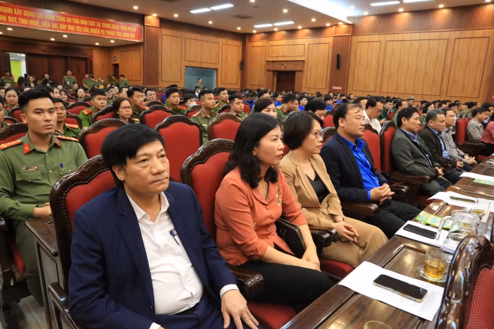 Các đại biểu tham dự Lễ phát động cuộc thi trắc nghiệm trên Internet tìm hiểu về Đề án 06 của Chính phủ. Các đại biểu tham dự Lễ phát động cuộc thi trắc nghiệm trên Internet tìm hiểu về Đề án 06 của Chính phủ.