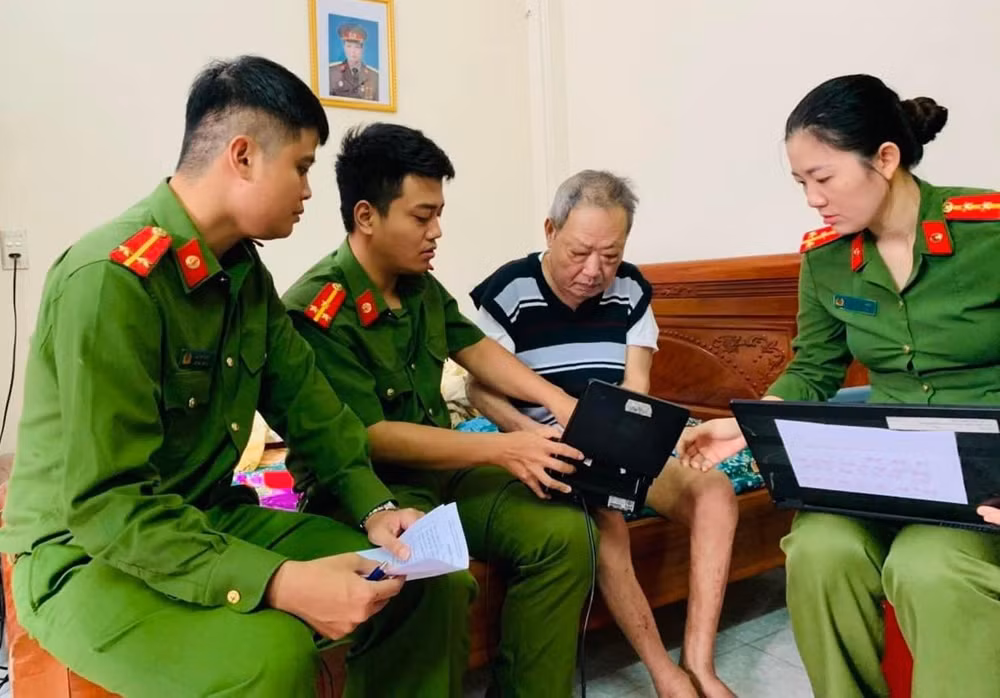 Công an tỉnh Thái Bình làm căn cước công dân gắn chíp tại nhà cho người dân. Công an tỉnh Thái Bình làm căn cước công dân gắn chíp tại nhà cho người dân.