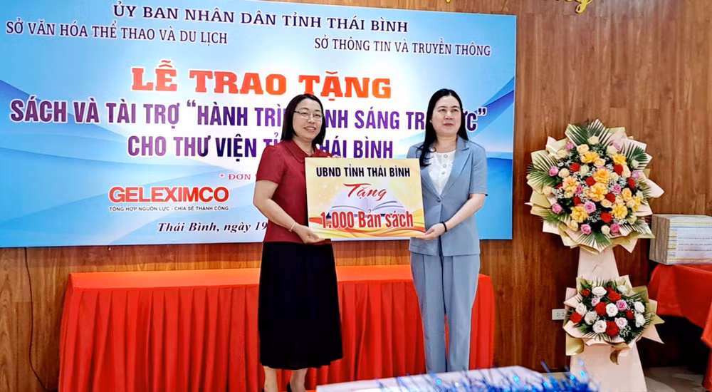 Bà Trần Thị Bích Hằng,Phó Chủ tịch Ủy ban nhân dân tỉnh Thái Bình (bên phải) trao tặng 1.000 bản sách cho lãnh đạo Thư viện tỉnh.