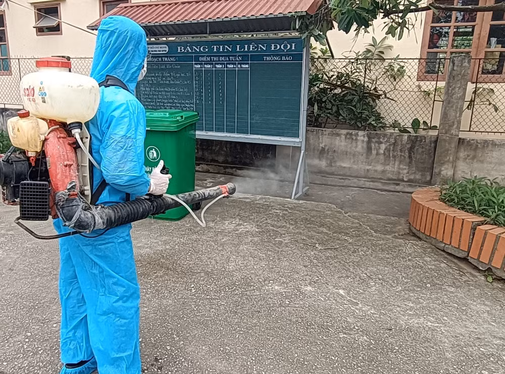Thực hiện tiêu độc, khử trùng Trong trường tiểu học và trung học cơ sở Thái Xuyên, huyện Thái Thụy (tỉnh Thái Bình).