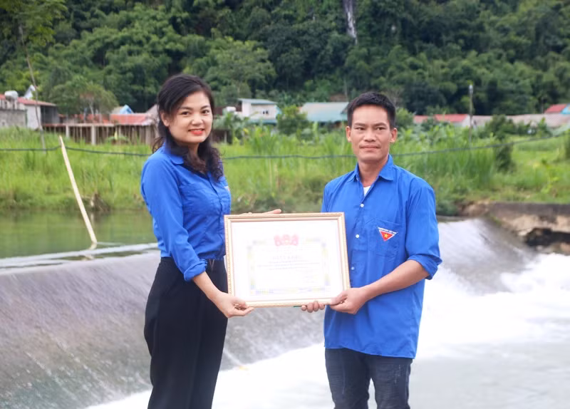 Đại diện Đoàn khối cơ quan và Doanh nghiệp tỉnh Thanh Hóa trao tặng Giấy khen cho anh Trương Văn Tuân.
