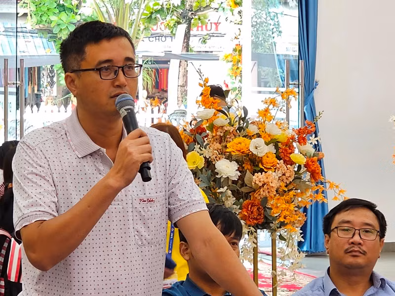 Đại diện cơ quan báo chí nêu ý kiến tại buổi họp báo.