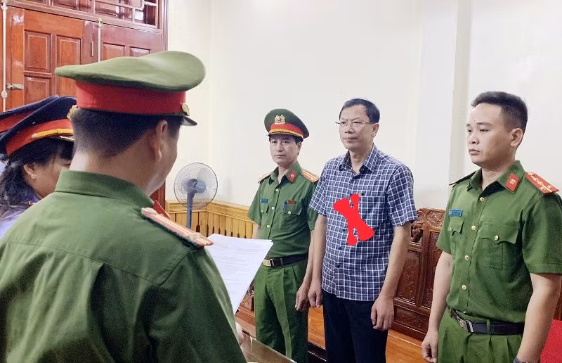 Cơ quan chức năng thi hành Lệnh bắt bị can để tạm giam đối với Hiệu trưởng Trường Cao đẳng Công nghiệp Thanh Hoá (dấu x đỏ).