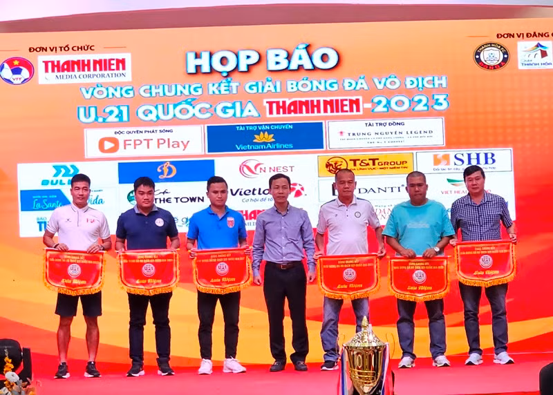 Ban Tổ chức tặng cờ lưu niệm cho các đội dự vòng chung kết giải bóng đá quốc gia U21.