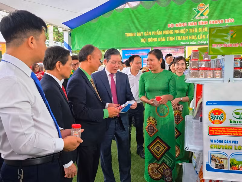 Lãnh đạo Trung ương Hội Nông dân Việt Nam tham quan các sản phẩm đồng hành với nông dân của doanh nghiệp Tiến Nông.