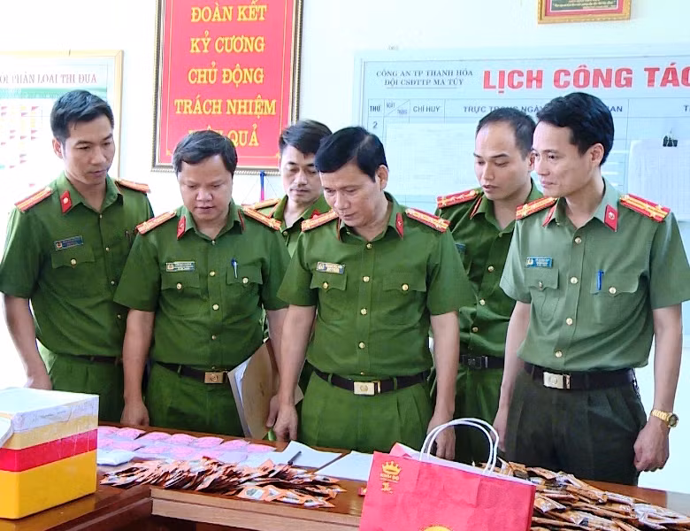 Công an Thanh Hóa xem tang vật vụ án cùng các loại ma túy mới.