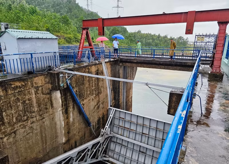 Cán bộ, nhân viên Công ty TNHH một thành viên sông Chu kiểm tra cửa xả tràn hồ Yên Mỹ.