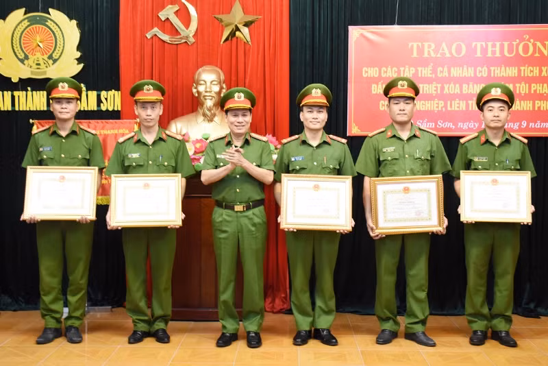 Các tập thể, cá nhân được tỉnh Thanh Hóa tặng Bằng khen. Các tập thể, cá nhân được tỉnh Thanh Hóa tặng Bằng khen.