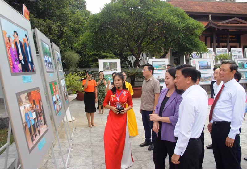 Phó Chủ tịch nước cùng lãnh đạo tỉnh và thành phố Thanh Hóa tham quan triển lãm ảnh.