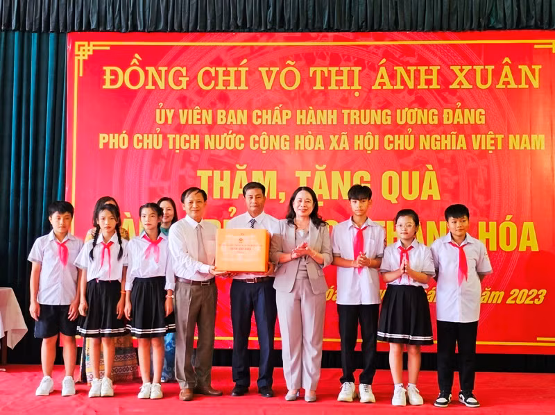 Phó Chủ tịch nước trao tặng quà cho Làng trẻ em SOS Thanh Hóa.