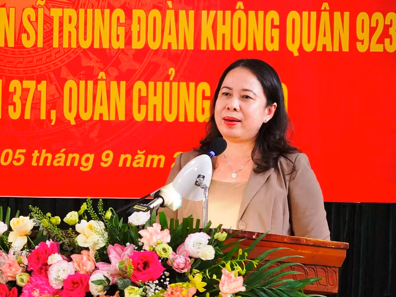 Phó Chủ tịch nước phát biểu tại Trung đoàn không quân 923.