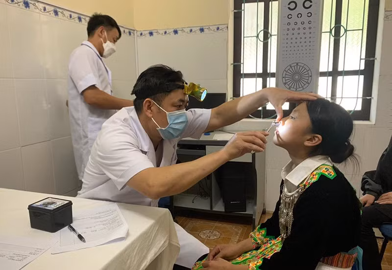 Quân y khám bệnh cho học sinh dân tộc thiểu số ở huyện Mường Lát.