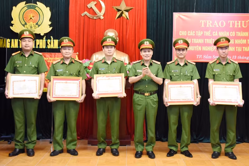 Các tập thể, cá nhân vinh dự đón Bằng khen của Bộ trưởng Công an về thành tích đấu tranh với tội phạm. Các tập thể, cá nhân vinh dự đón Bằng khen của Bộ trưởng Công an về thành tích đấu tranh với tội phạm.