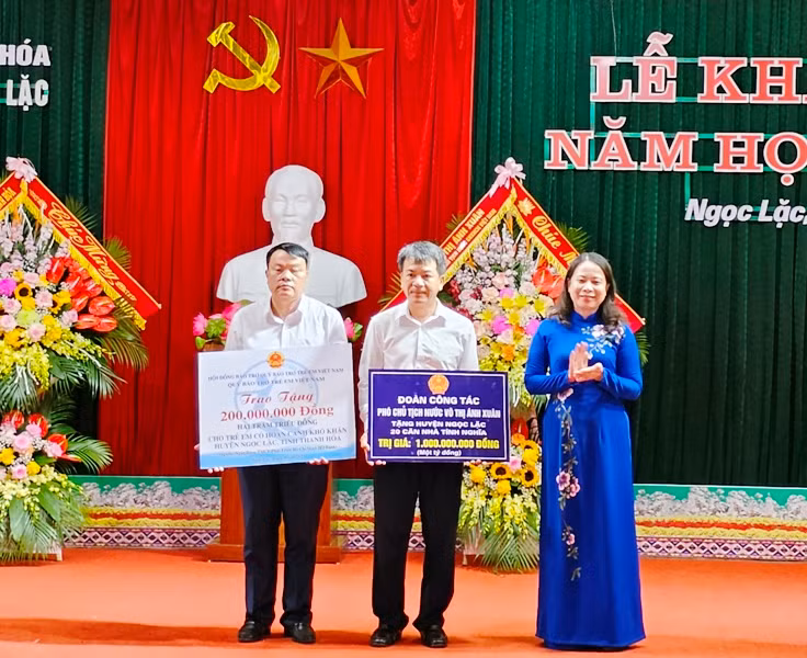 Phó Chủ tịch nước tặng kinh phí hỗ trợ xây Nhà tình nghĩa và trợ giúp trẻ em khó khăn ở huyện Ngọc Lặc.