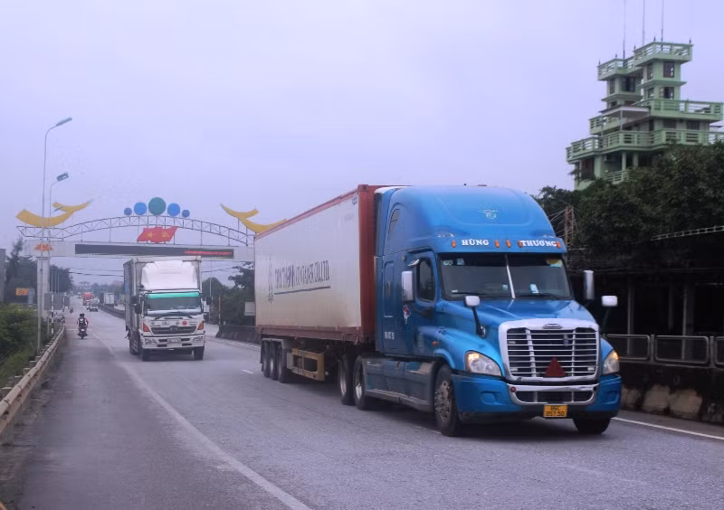 Phương tiện vận tải lưu thông trên Quốc lộ 1A qua tỉnh Thanh Hóa. Phương tiện vận tải lưu thông trên Quốc lộ 1A qua tỉnh Thanh Hóa.