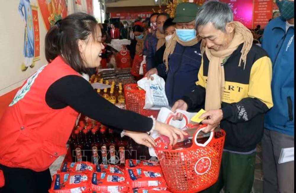 Gian hàng Tết Nhân ái tặng người nghèo các nhu yếu phẩm thiết yếu vui xuân. Gian hàng Tết Nhân ái tặng người nghèo các nhu yếu phẩm thiết yếu vui xuân.