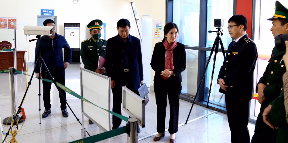 Các lực lượng chức năng của tỉnh kiểm tra, giám sát việc phòng, chống dịch Covid-19 tại cửa khẩu quốc tế Hữu Nghị.