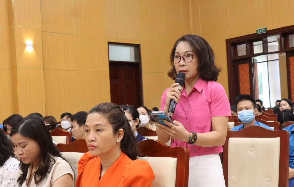 Cử tri phát biểu ý kiến tại hội nghị.