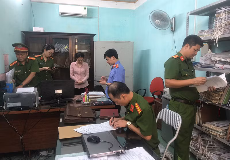 Cơ quan Cảnh sát điều tra Công an tỉnh Tuyên Quang khám xét nơi làm việc của đối tượng Đào Thị Thúy.
