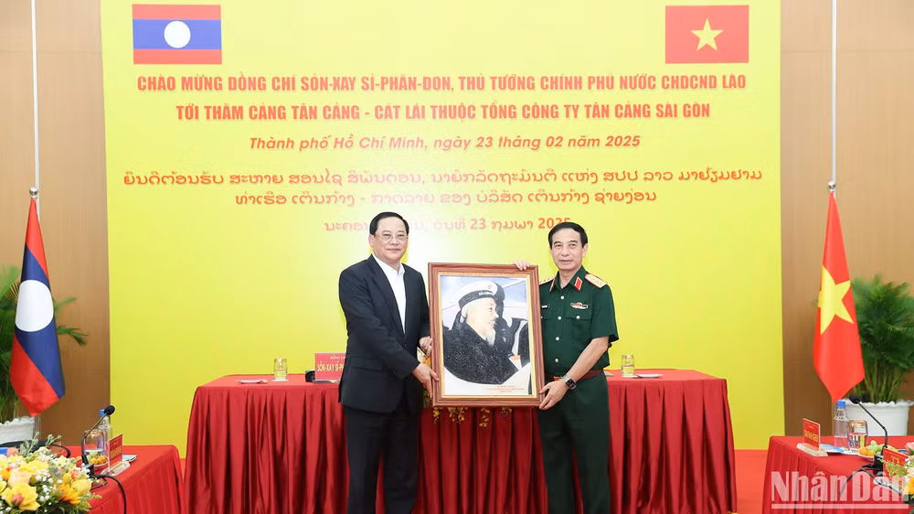Thủ tướng Lào thăm, làm việc tại Tổng công ty Tân cảng Sài Gòn ảnh 2 Thủ tướng Lào thăm, làm việc tại Tổng công ty Tân cảng Sài Gòn ảnh 2
