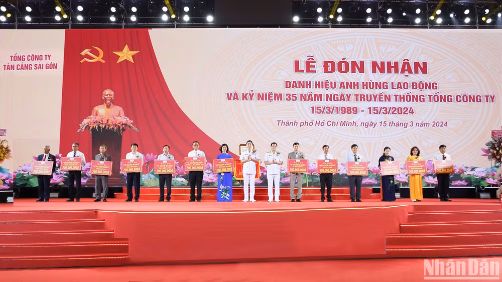Lãnh đạo Tổng công ty Tân Cảng Sài Gòn trao biểu trưng ủng hộ Quỹ Vì người nghèo cho các địa phương. Lãnh đạo Tổng công ty Tân Cảng Sài Gòn trao biểu trưng ủng hộ Quỹ Vì người nghèo cho các địa phương.