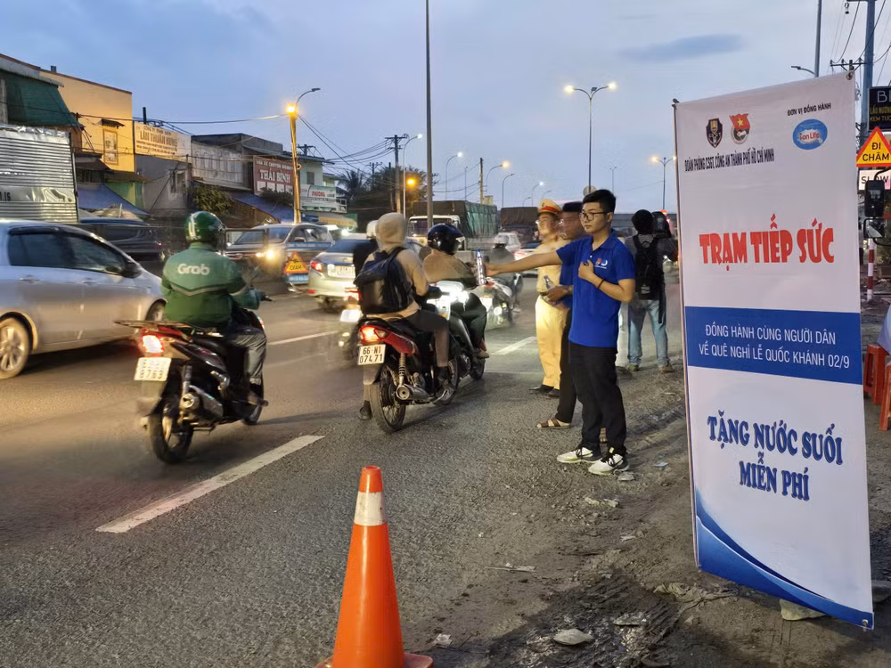 Các đoàn viên thanh niên cùng cảnh sát giao thông tham gia phát nước suối cho người dân lưu thông về quê nghỉ Lễ. Các đoàn viên thanh niên cùng cảnh sát giao thông tham gia phát nước suối cho người dân lưu thông về quê nghỉ Lễ.
