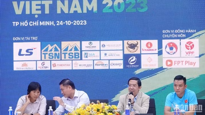 Đại diện Ban tổ chức trả lời các câu hỏi tại buổi họp báo.