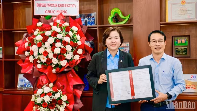 Ông Trần Mạnh Hà. Phó Giám đốc EPS nhận chứng nhận ISO từ tổ chức BVC.