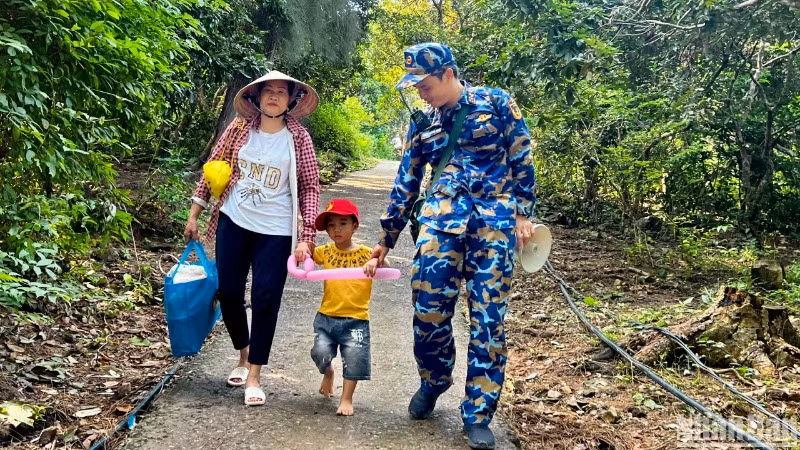 Mối tình quân dân luôn rất đỗi thiêng liêng, cao quý trên biển, đảo quê hương.